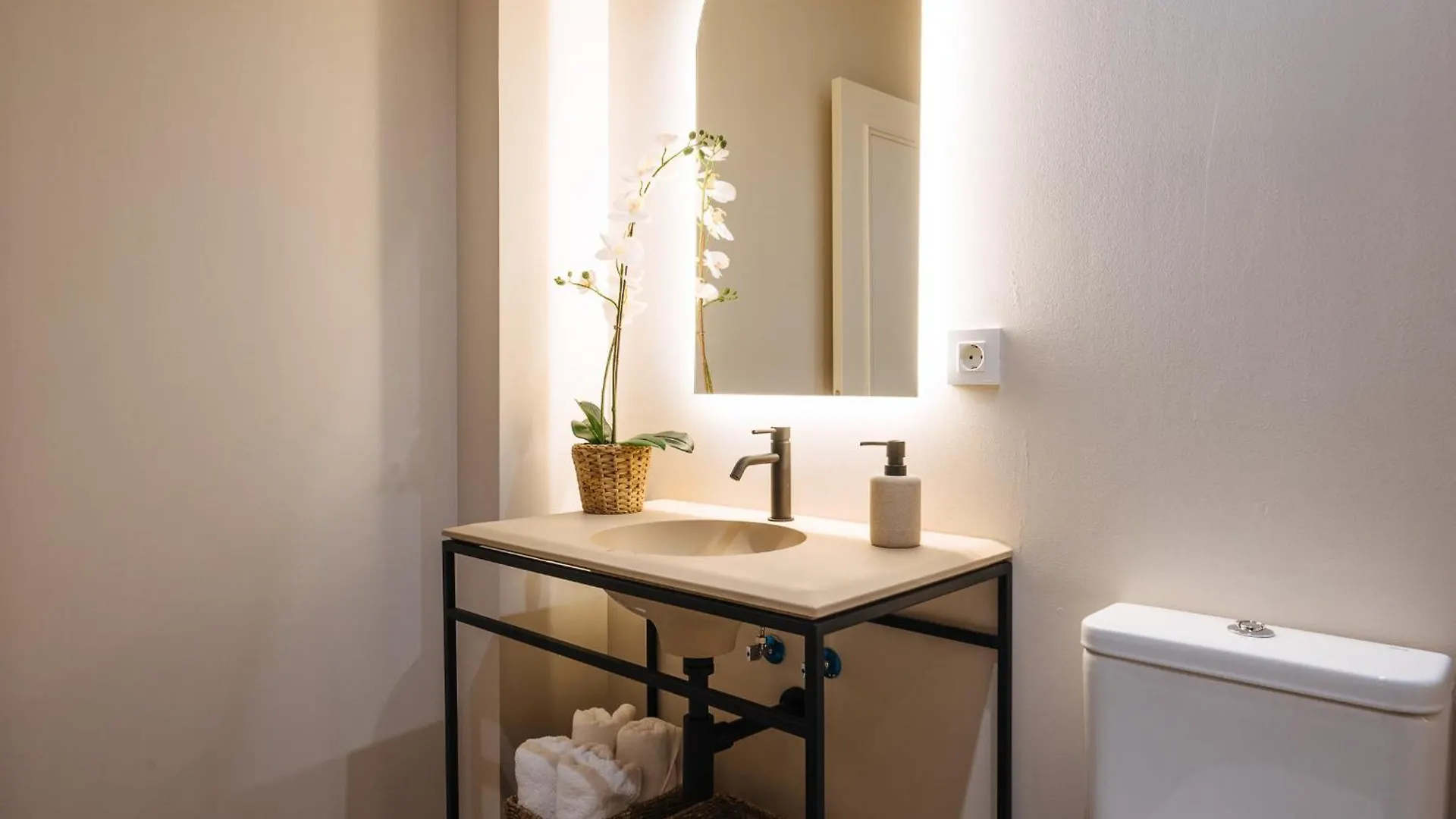 New Hostly Alameda Apartments Siviglia