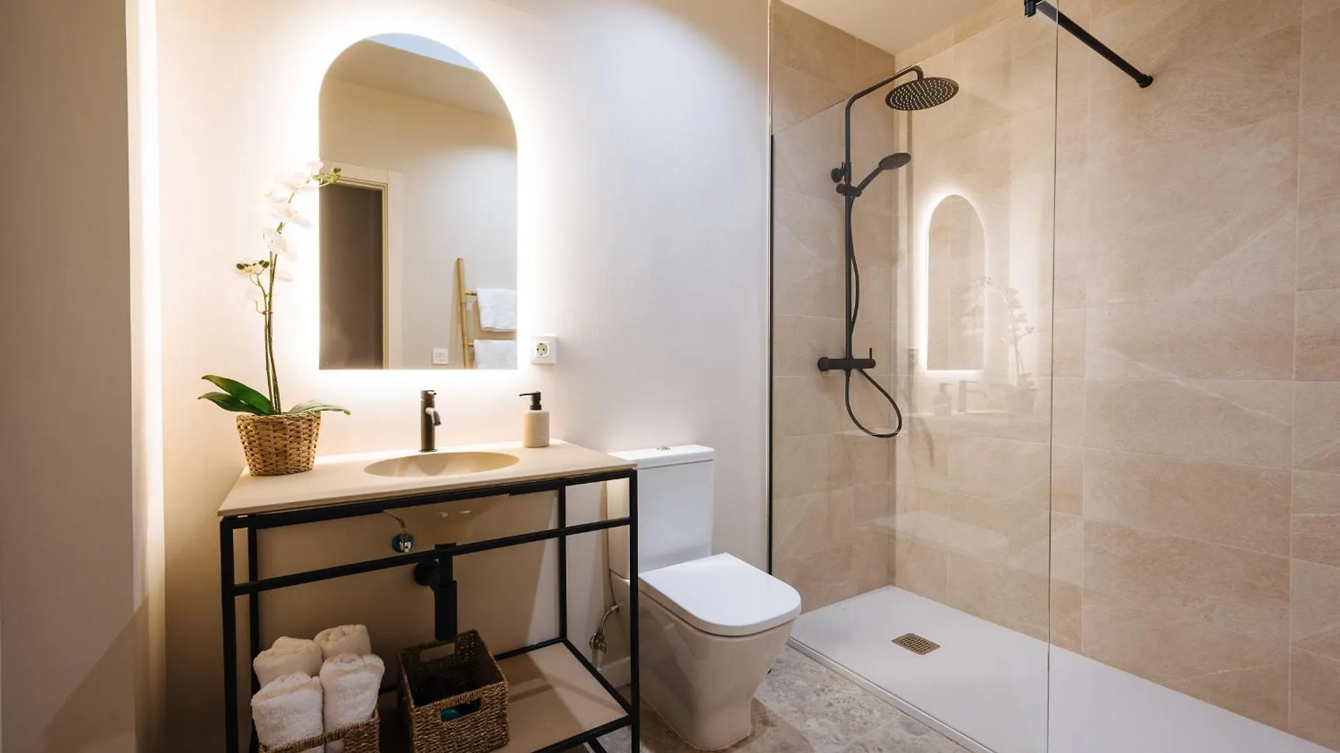 New Hostly Alameda Apartments Siviglia