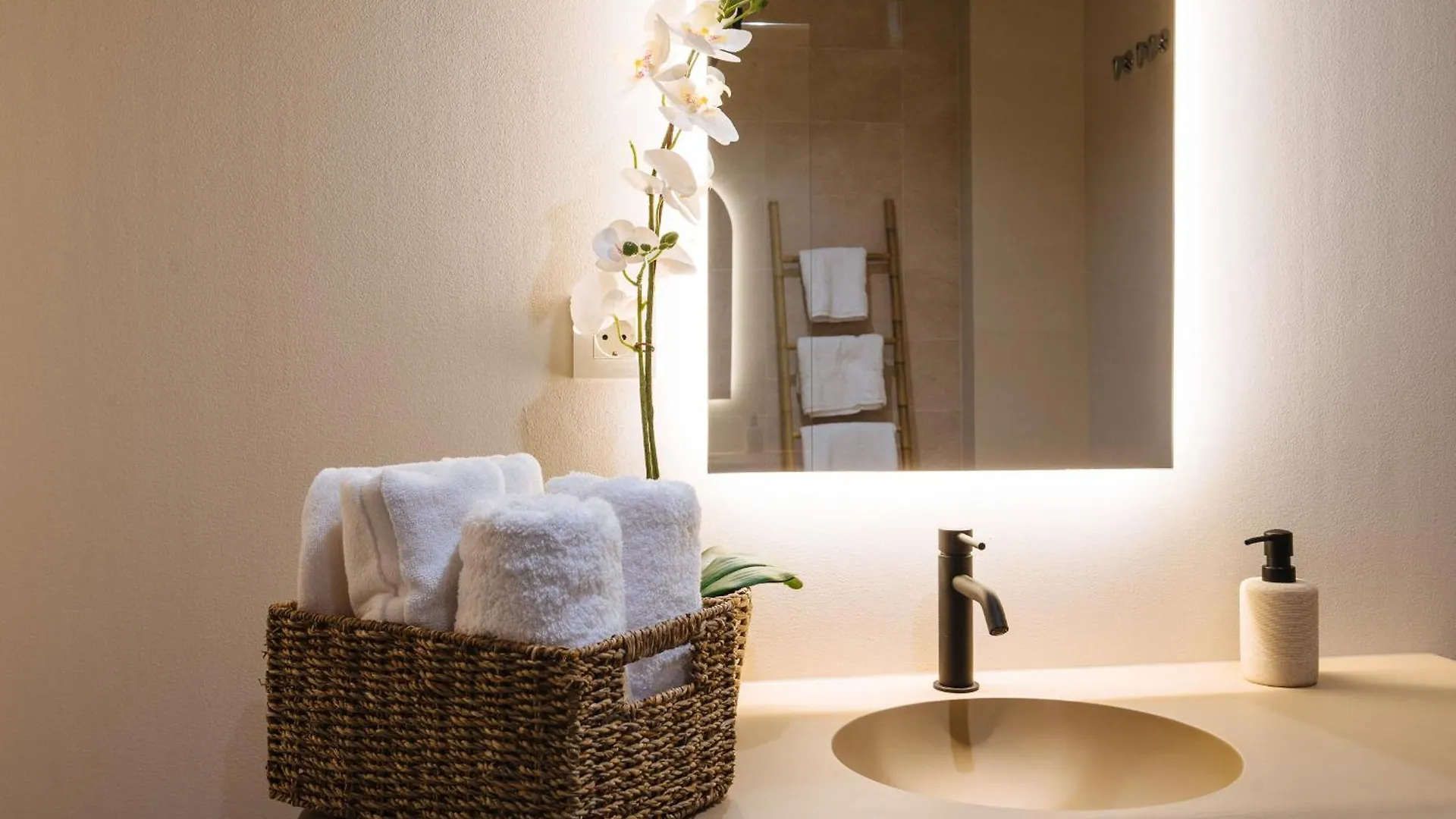 New Hostly Alameda Apartments Siviglia