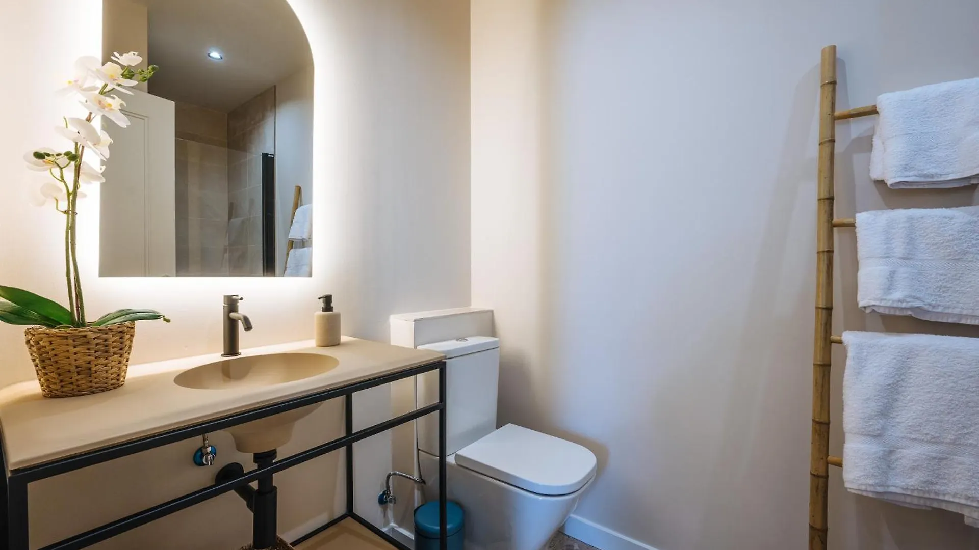 New Hostly Alameda Apartments Siviglia