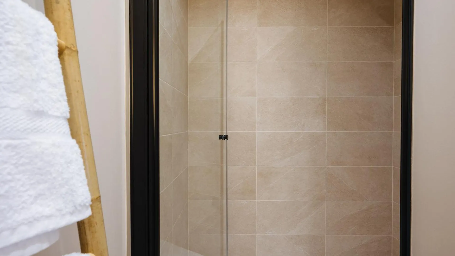 New Hostly Alameda Apartments Siviglia